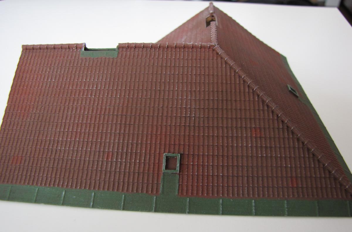 Das fertige Dach: Zwei bis drei Anstriche, patiniert, graniert.