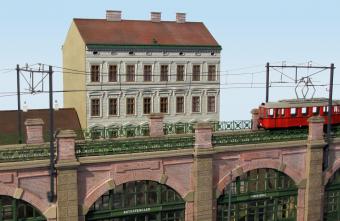 Zinshaus thront über Stadtbahn
